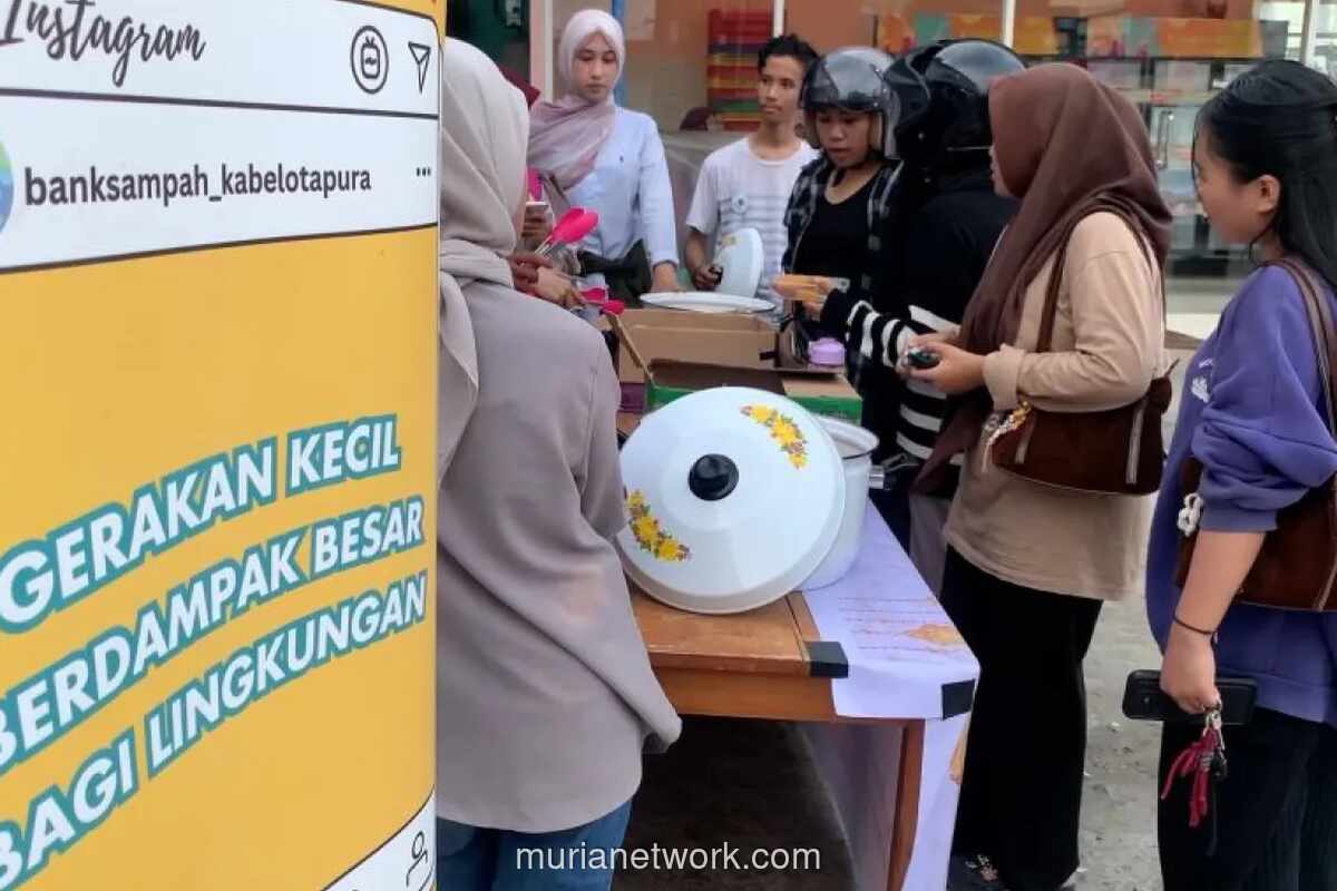 Warga Palu Tukar Sampah Terpilah dengan Takjil di Bulan Ramadhan