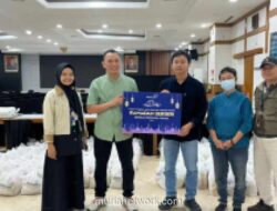 Peruri Salurkan 400 Paket Sembako dan Santunan Anak Asuh di Karawang