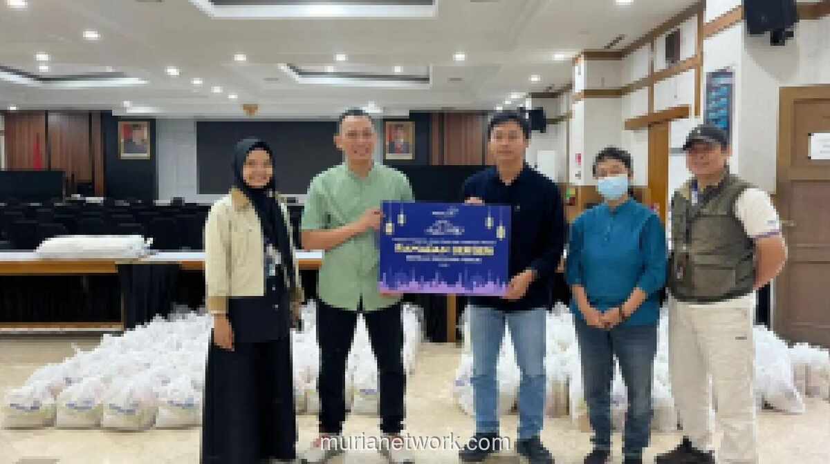 Peruri Salurkan 400 Paket Sembako dan Santunan Anak Asuh di Karawang