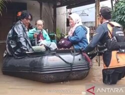 Baznas Evakuasi 30 Warga Terjebak Banjir di Kompleks Keuangan Jakarta Barat