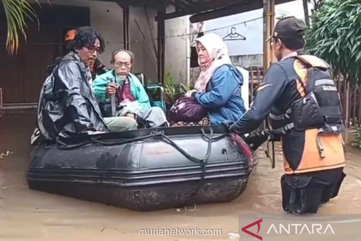 Baznas Evakuasi 30 Warga Terjebak Banjir di Kompleks Keuangan Jakarta Barat