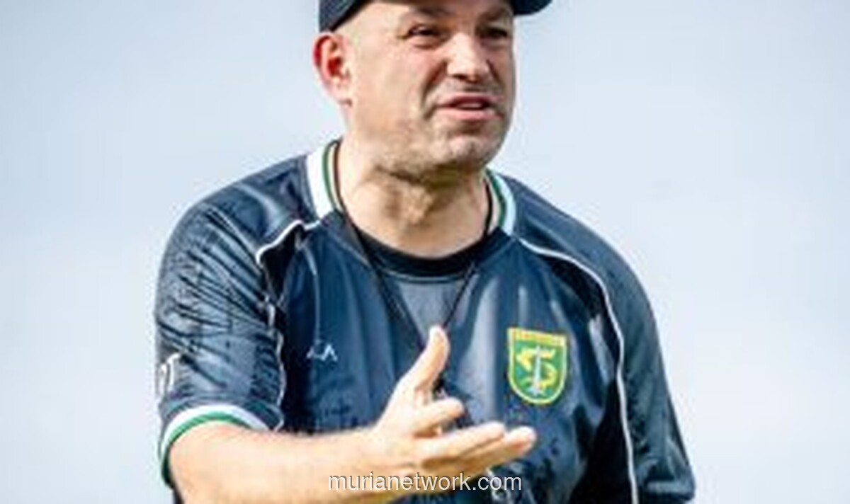 Pelatih Persebaya Soroti Minimnya Persaingan Internal Sebagai Masalah Mendasar