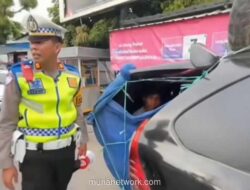 Polisi Hentikan Avanza Modifikasi Angkut 12 Penumpang Plus Motor di Atap Saat Mudik