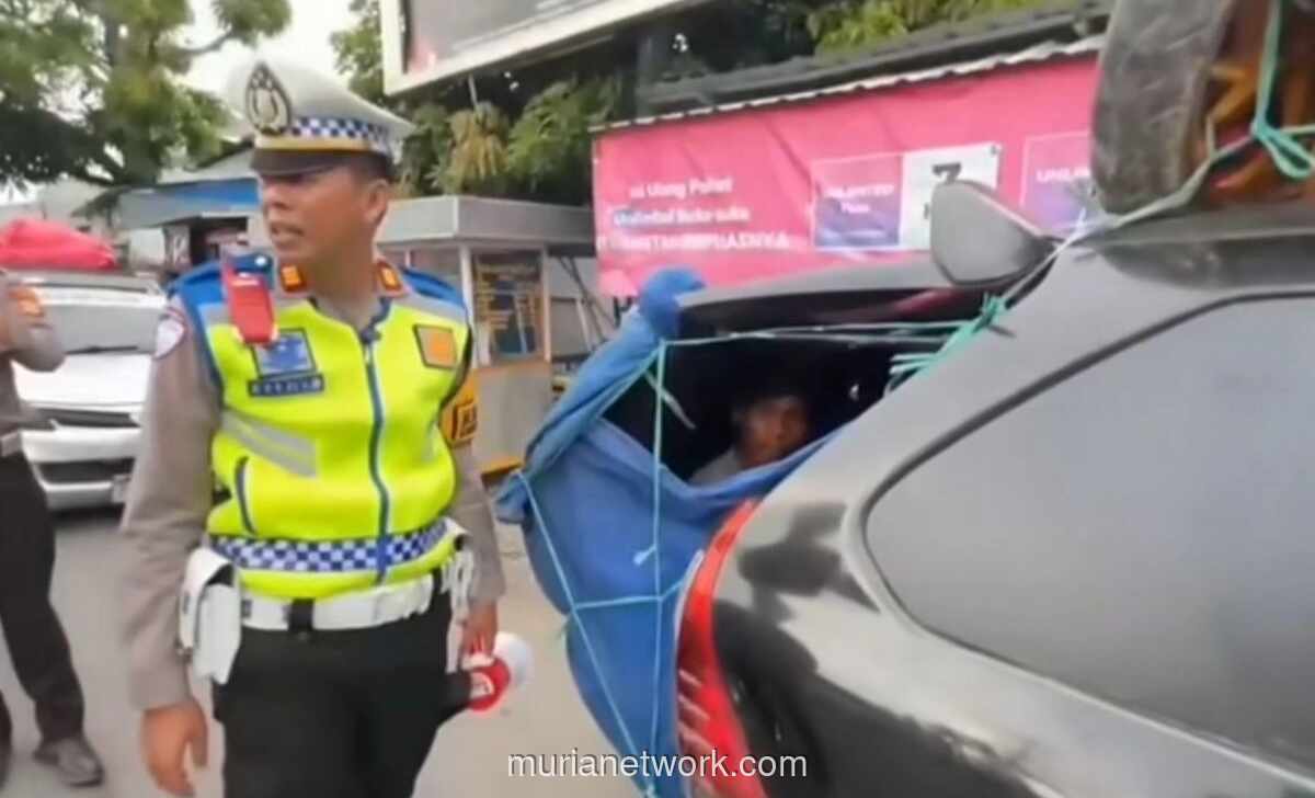 Polisi Hentikan Avanza Modifikasi Angkut 12 Penumpang Plus Motor di Atap Saat Mudik