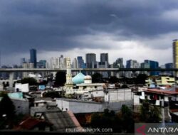 BMKG Prakirakan Jakarta Berawan Tebal Sepanjang Hari, Berpotensi Hujan Ringan Sore hingga Malam
