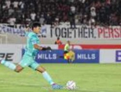 Pelatih Persis Ganti Tiga Pemain Sekaligus, Termasuk Kiper, di Tengah Laga Panas
