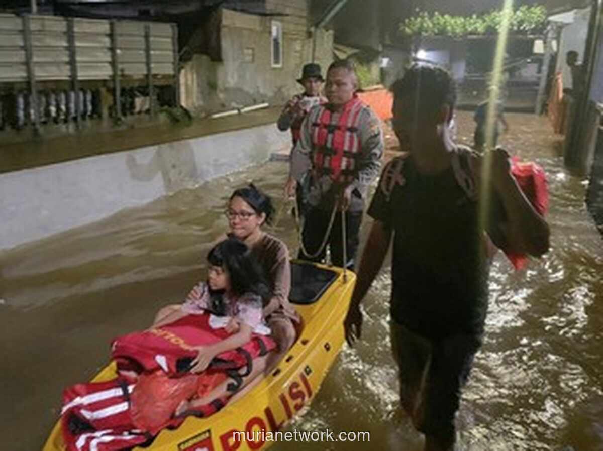 Banjir Setinggi 1,5 Meter Rendam Permukiman di Ciracas, Brimob Evakuasi Warga