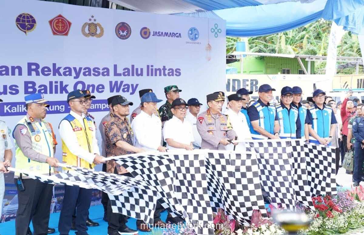 Kapolri Sapa Pemudik dan Pimpin Pembukaan One Way Nasional di Puncak Arus Balik
