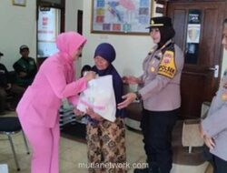 Polisi Bogor Bagikan Sembako dan Imbau Warga Waspada Penipuan Jelang Ramadan