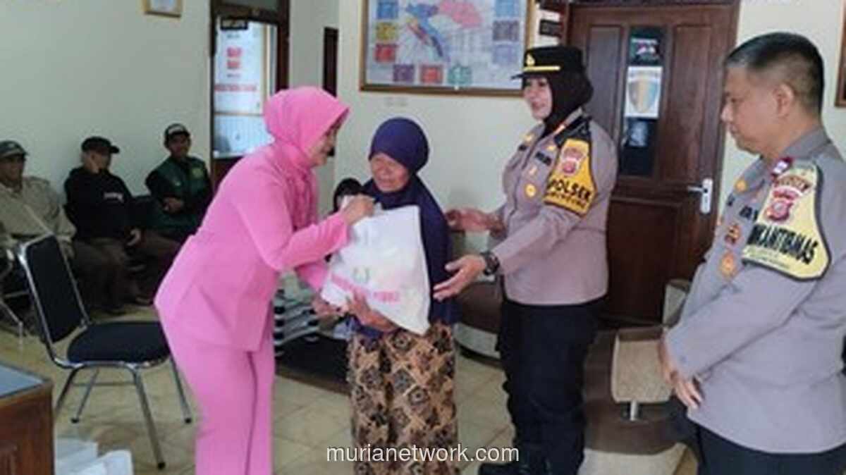 Polisi Bogor Bagikan Sembako dan Imbau Warga Waspada Penipuan Jelang Ramadan
