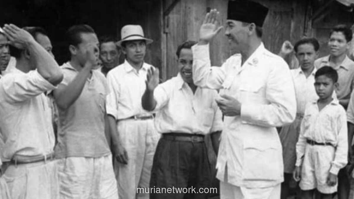 Prabowo Blusukan ke Bantaran Rel Senen, Mengingatkan Tradisi Penyamaran Soekarno