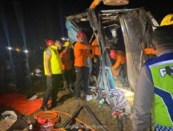 Bus Tabrak Pikap Mogok di Tol Pejagan-Pemalang, 1 Tewas dan 33 Luka-luka