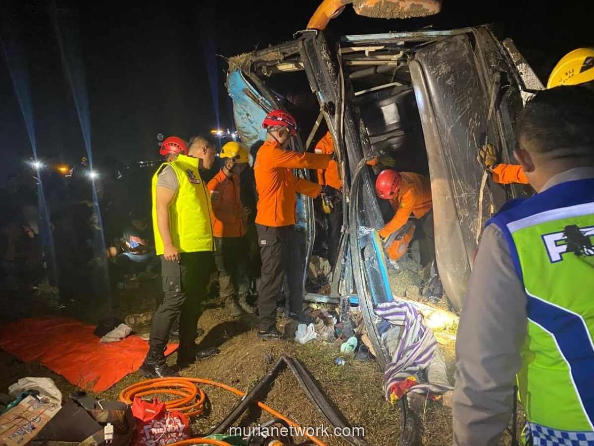 Bus Tabrak Pikap Mogok di Tol Pejagan-Pemalang, 1 Tewas dan 33 Luka-luka