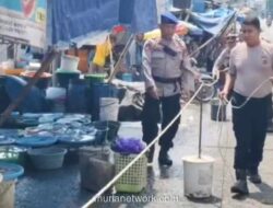 Polresta Cirebon Pasang Pembatas Jalan Antisipasi Macet Mudik di Pasar Ikan Gebang