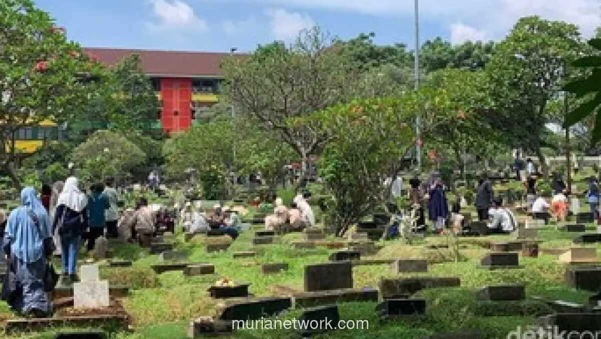 Suasana Haru di TPU Karet Bivak, Warga Ziarah untuk Obati Rindu di Hari Lebaran