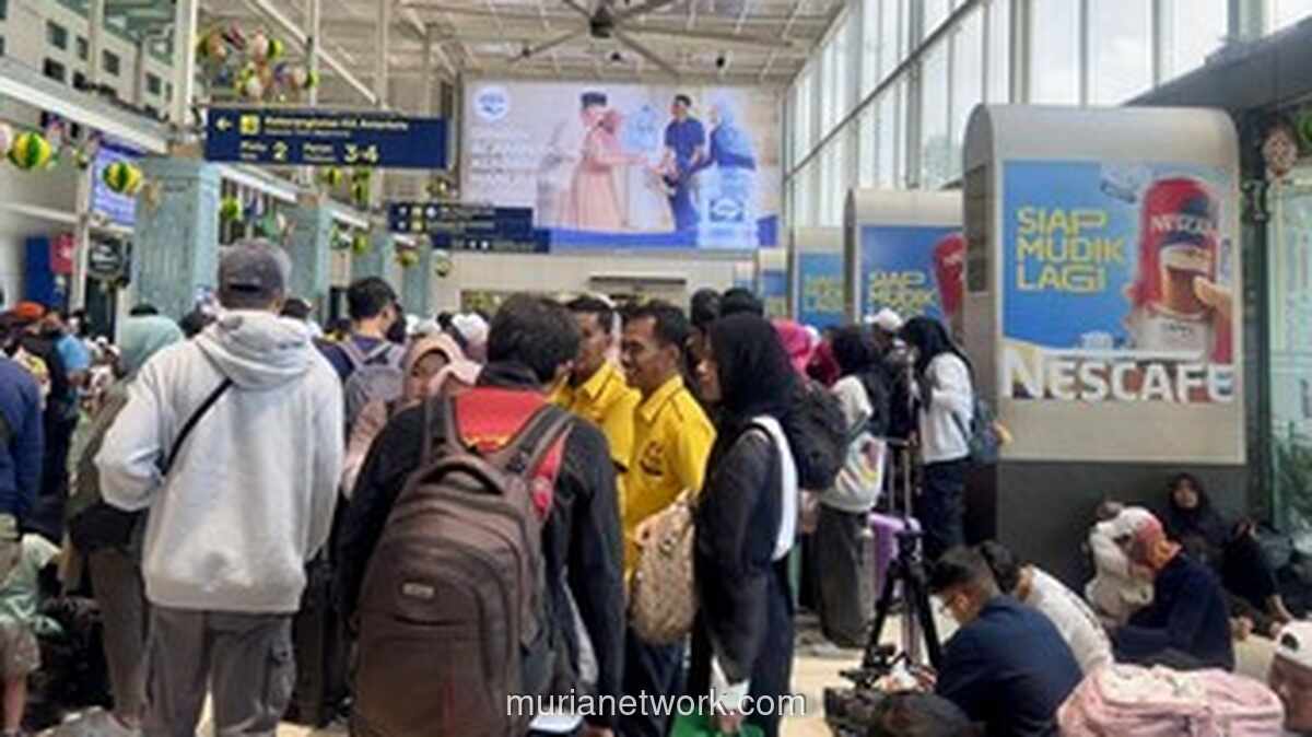 Gelombang Awal Mudik Lebaran Mulai Padati Stasiun Pasar Senen