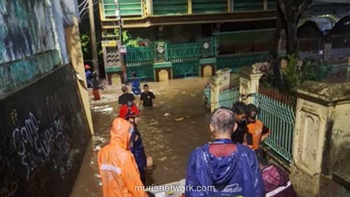 Banjir Rendam Permukiman di Cibubur, 6 Warga Dievakuasi Saat Lebaran