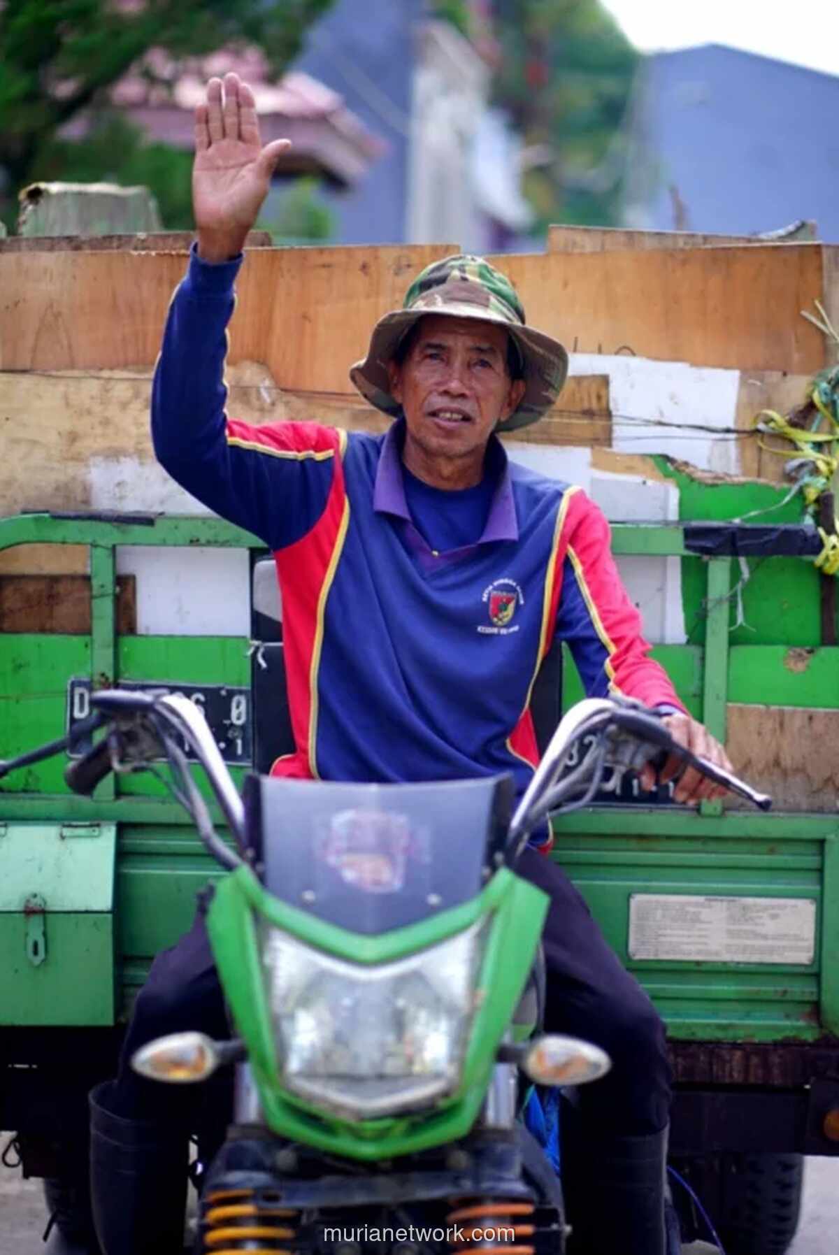 Petugas Sampah dari Parangloe: Kisah Ironi di Balik Pembangunan