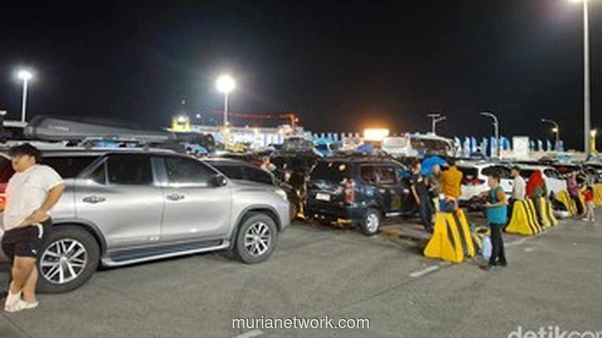 Dermaga Pelabuhan Merak Padat Pemudik, Petugas Siaga Antisipasi Macet Total