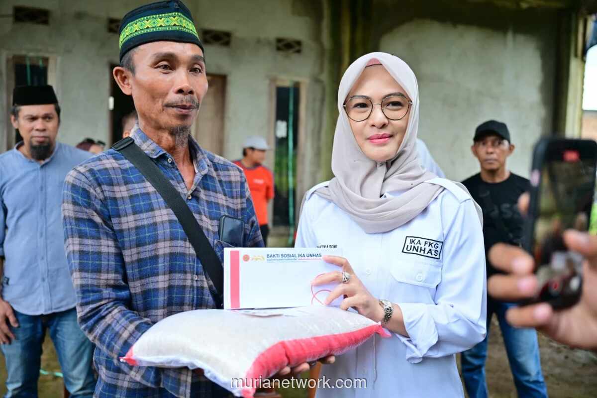 IKA Unhas Salurkan Bantuan ke Warga Terdampak Banjir di Barombong