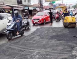 Dinas PUPR Depok Perbaiki Jalan Raya Cinangka Usai Banyak Pengendara Motor Jatuh