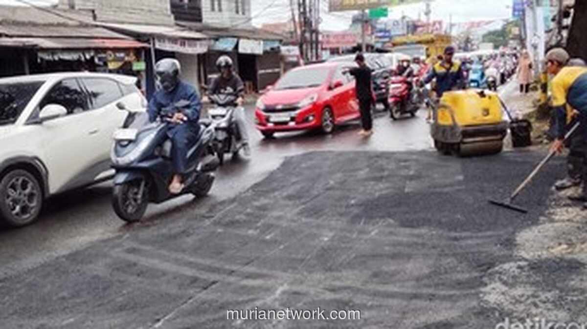 Dinas PUPR Depok Perbaiki Jalan Raya Cinangka Usai Banyak Pengendara Motor Jatuh