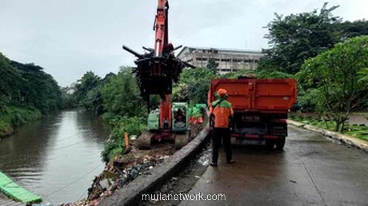 DLH DKI Bantah Tuduhan Buang Sampah ke Kali, Klaim Itu Titik Penampungan Resmi