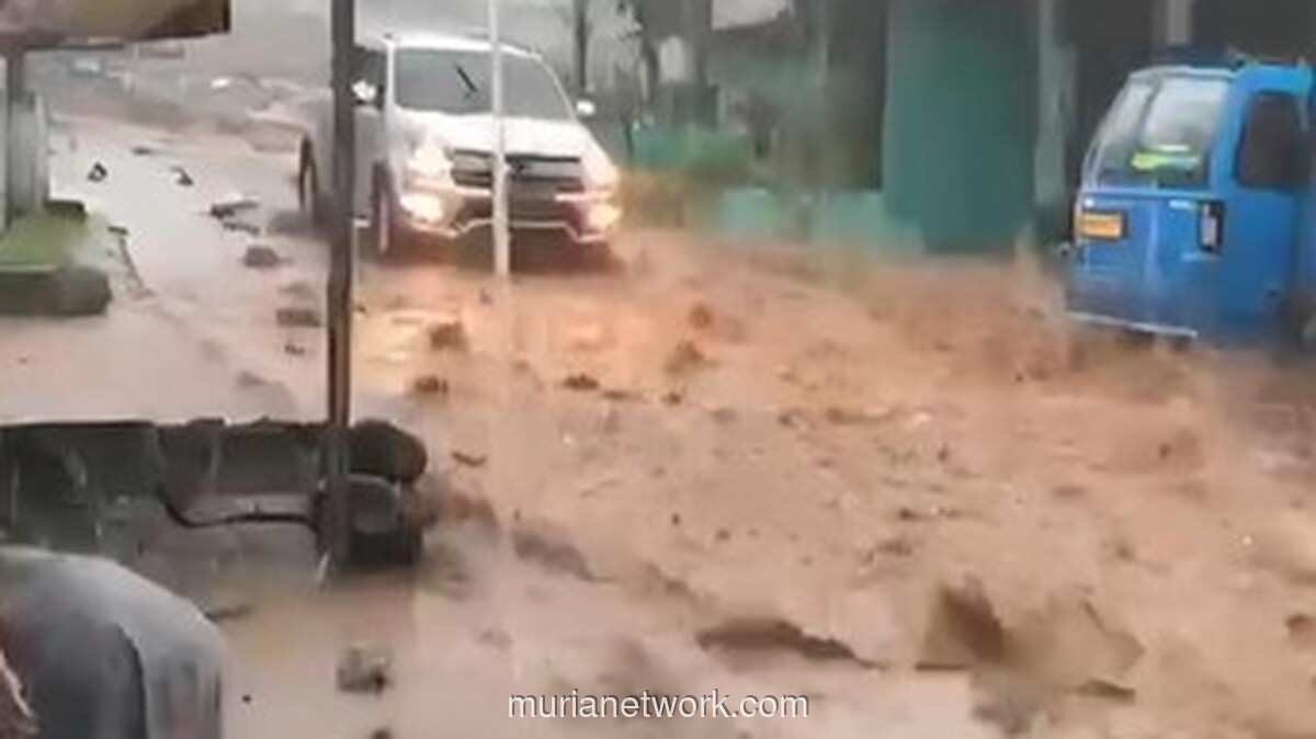 Material Proyek Gedung Sumbat Drainase, Jalan dan Rumah di Ciapus Bogor Kebanjiran