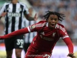 Gerrard dan Carragher Desak Slot Jadikan Ngumoha Starter Gantikan Gakpo