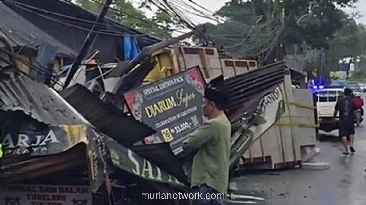 Truk Bermuatan Hebel Terbalik di Bogor Diduga karena Sopir Mengantuk, Kerugian Capai Rp 50 Juta