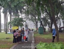 Pengunjung Tak Surutkan Niat, Monas Ramai Meski Gerimis di Akhir Libur Lebaran