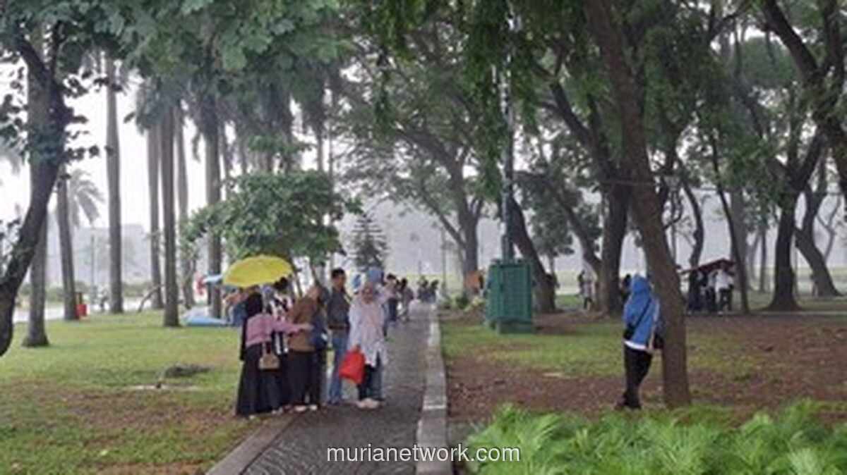 Pengunjung Tak Surutkan Niat, Monas Ramai Meski Gerimis di Akhir Libur Lebaran