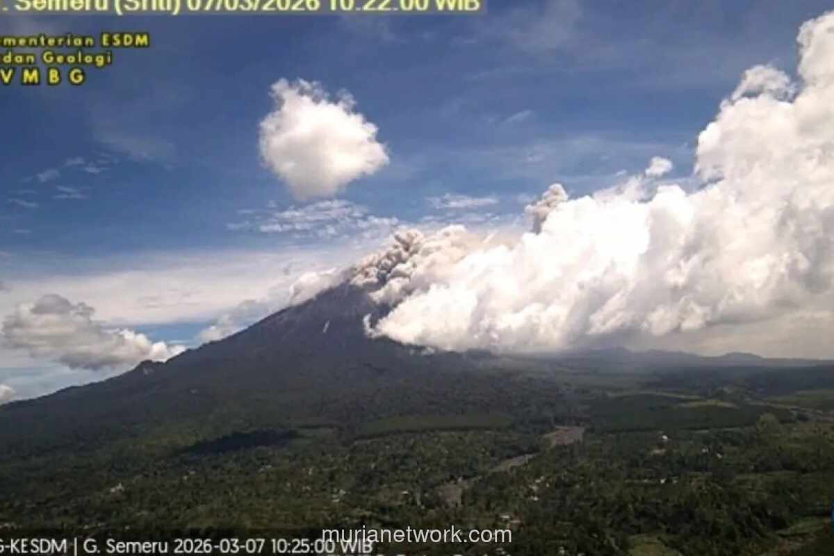 Gunung Semeru Erupsi, Luncurkan Awan Panas ke Arah Tenggara