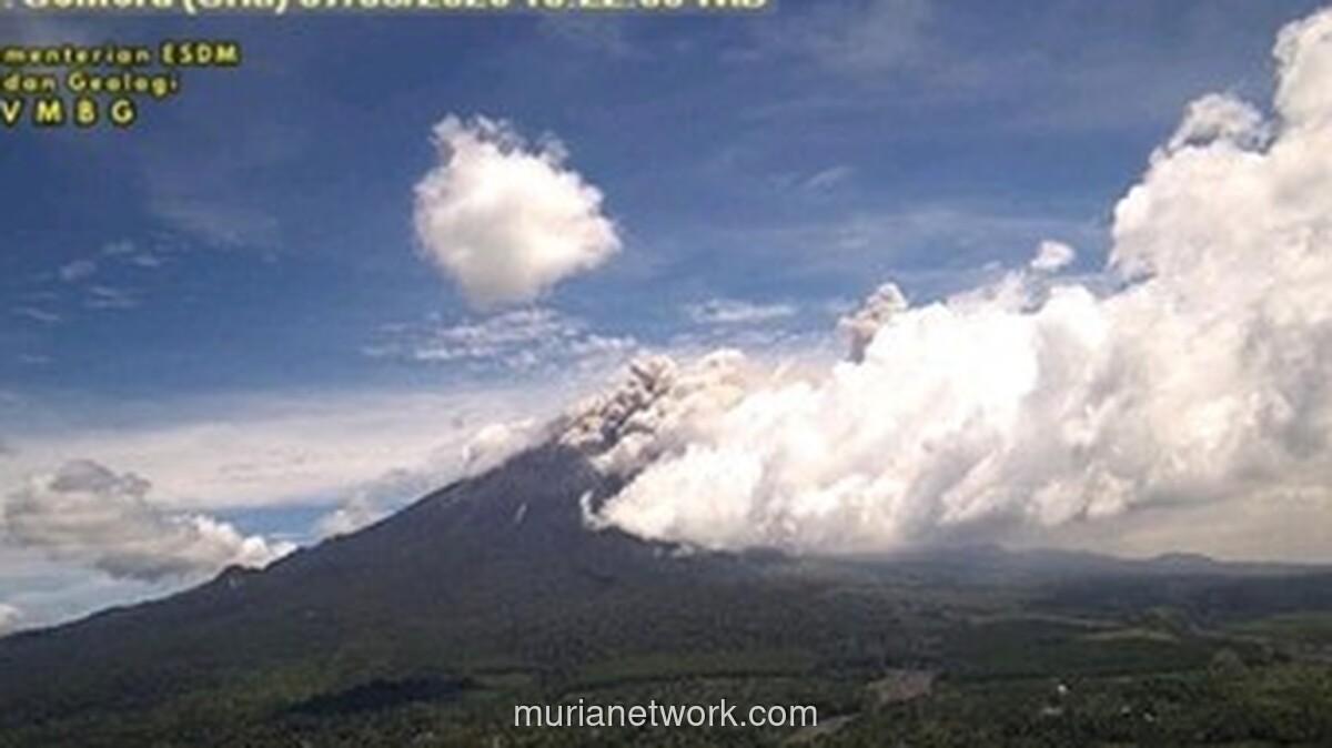Gunung Semeru Erupsi Disertai Awan Panas, Warga Diimbau Jauhi Radius Bahaya