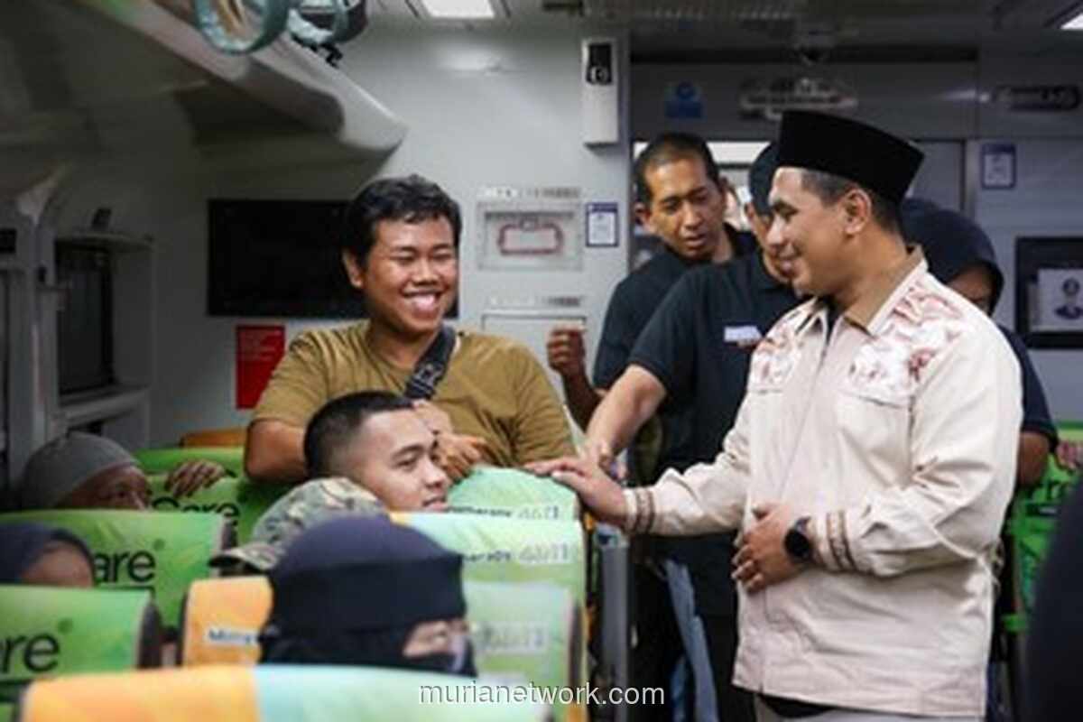 Gus Yasin Lepas Kereta Mudik Gratis dari Gambir ke Semarang