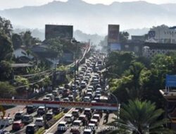Arus Kendaraan ke Puncak Turun 25% di Hari Ketiga Lebaran