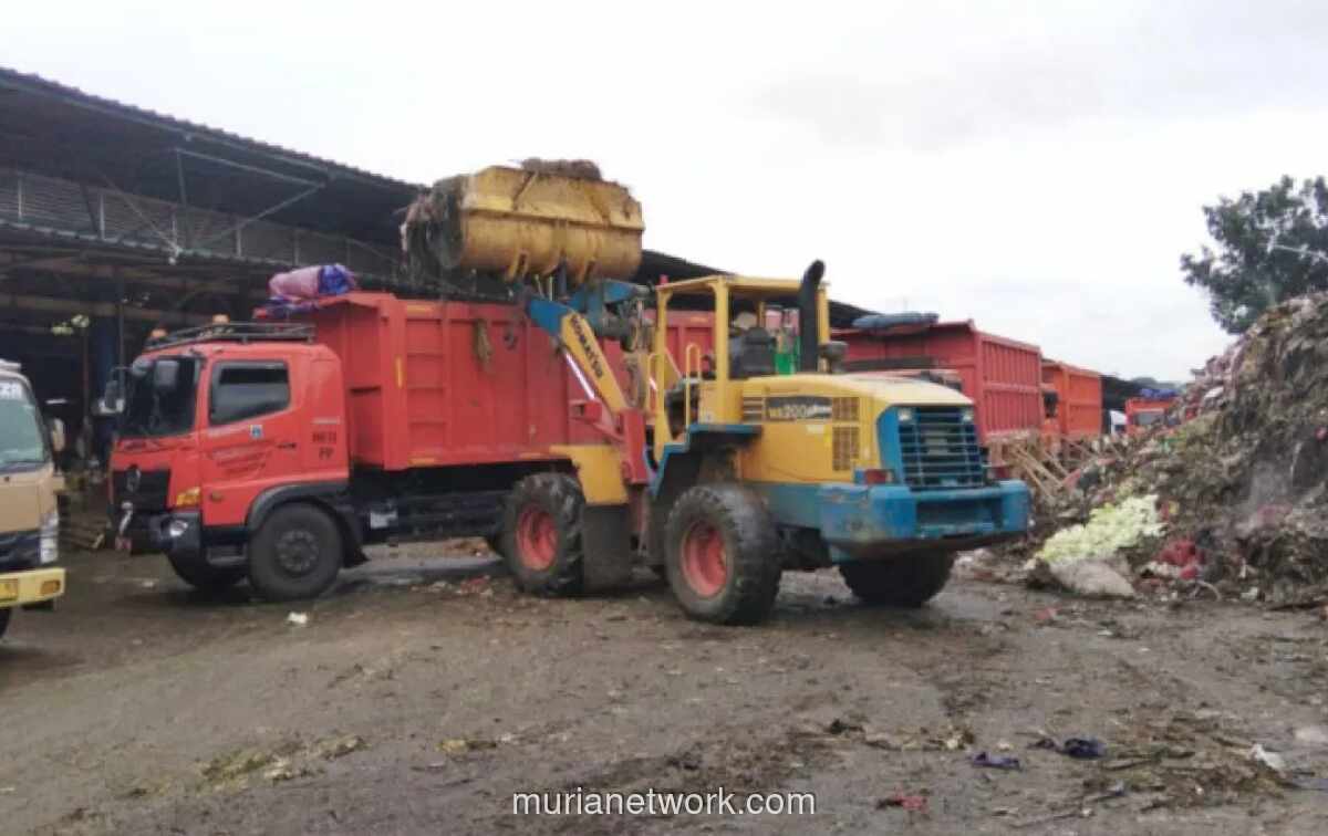 Perumda Pasar Jaya Genjot Pengangkutan 6.970 Ton Sampah di Pasar Kramat Jati