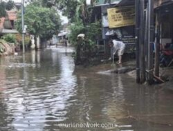 Banjir Dua Meter Rendam Permukiman Padat di Pela Mampang