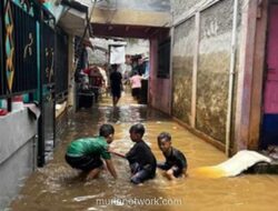 Banjir Ciracas Belum Surut, Warga Bersihkan Rumah di Hari Kedua Lebaran