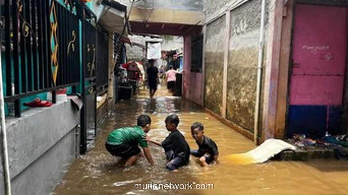 Banjir Ciracas Belum Surut, Warga Bersihkan Rumah di Hari Kedua Lebaran