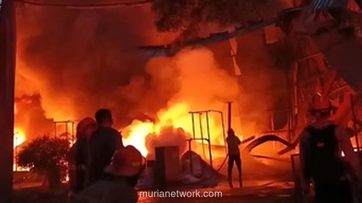 Kebakaran Besar Hanguskan Pabrik Terpal di Gunungputri, Bogor