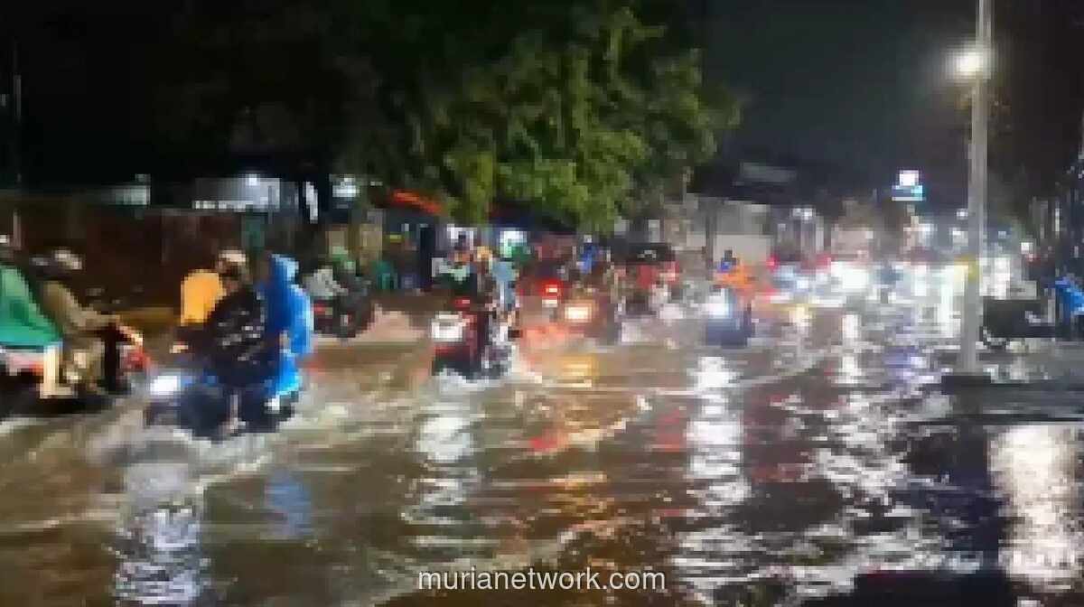 Hujan Deras Rendam Jalan Plumpang Semper Raya, Lalu Lintas Tersendat