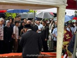 Hujan Guyur Prosesi Pemakaman Terakhir Try Sutrisno di TMP Kalibata