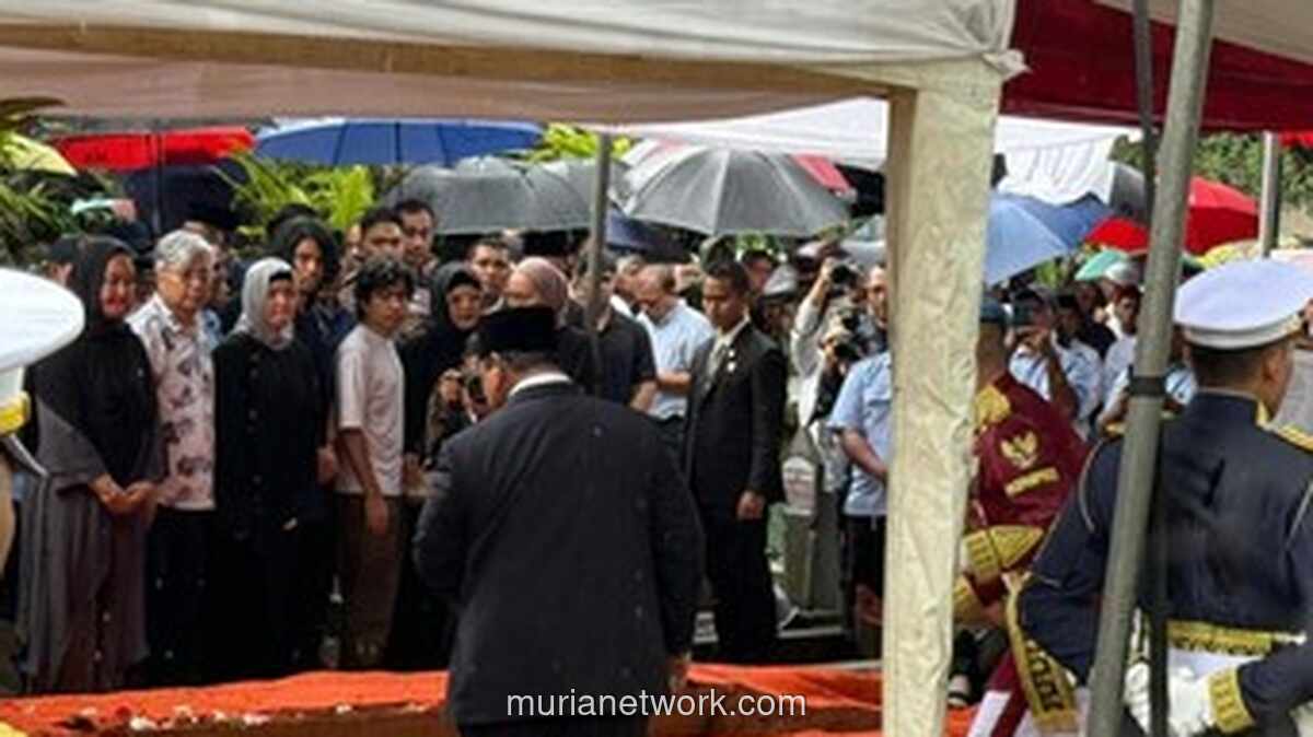 Hujan Guyur Prosesi Pemakaman Terakhir Try Sutrisno di TMP Kalibata