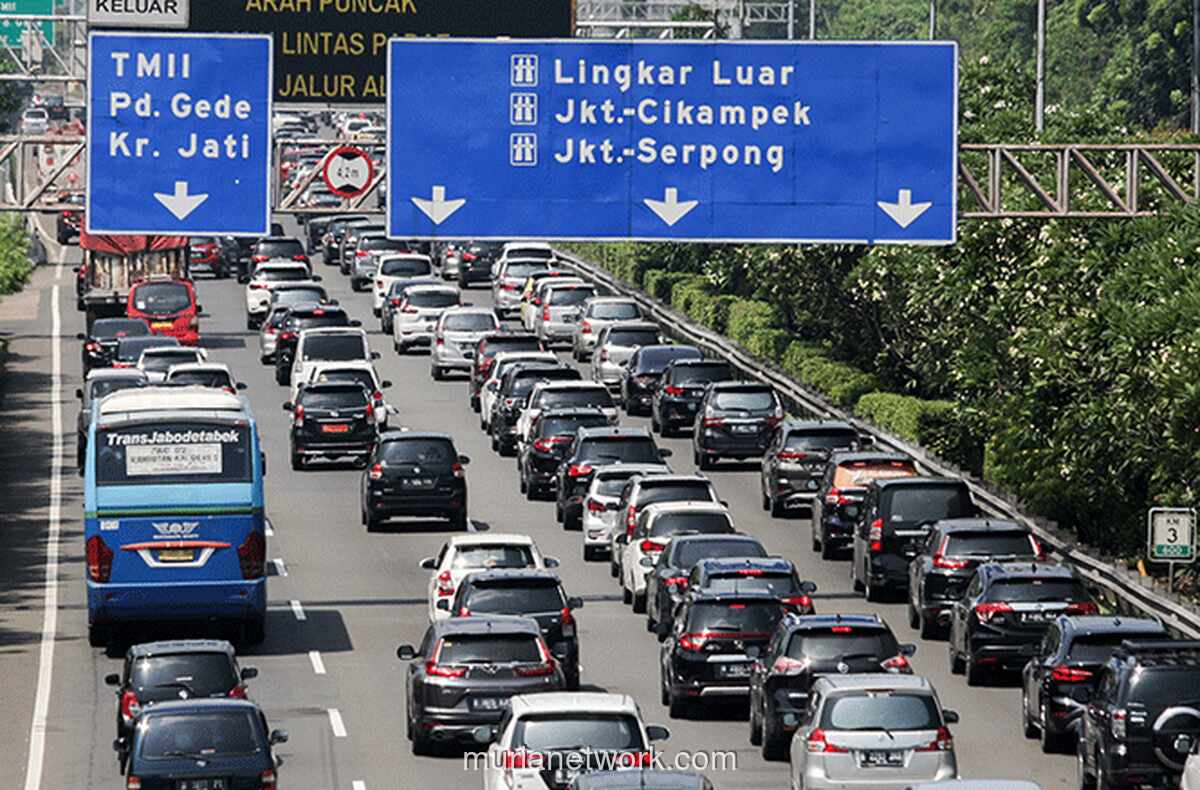 Sampah dan Hujan Deras Picu Banjir di Tol Jagorawi Saat Arus Mudik