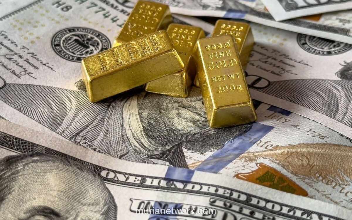 Harga Emas Dunia Anjlok Didorong Peralihan Investor ke Dolar AS