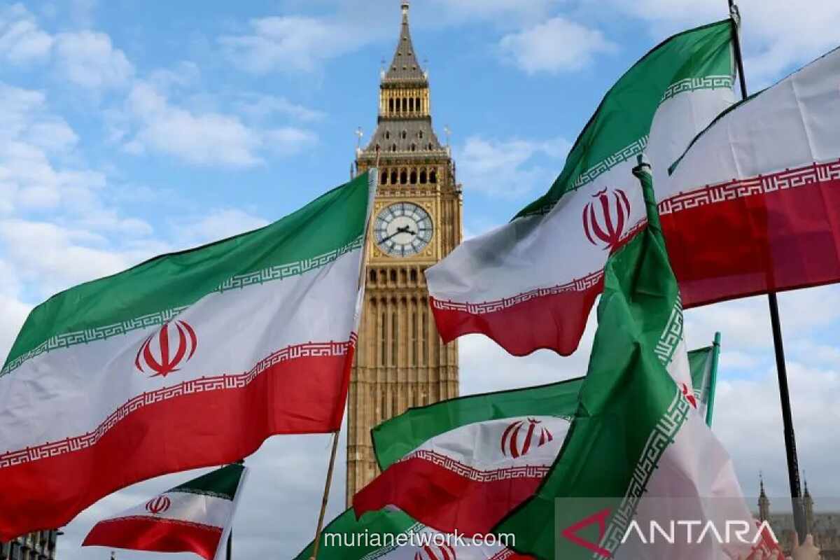 Bendera Iran Berkibar di Tengah Badai: Simbol, Makna, dan Pertarungan Identitas