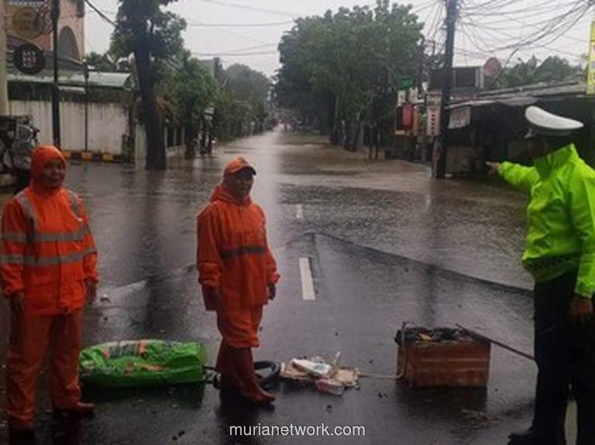 Banjir 60 Cm Rendam Jalan Meruya Selatan, 16 Ruas Jalan di Jakarta Tergenang