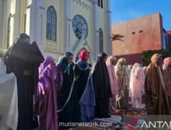 Warga Malang Padati Jalan hingga Pelataran Gereja untuk Salat Idulfitri