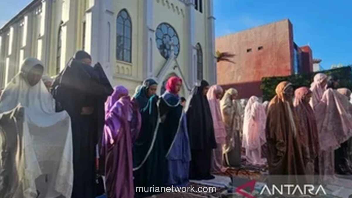 Warga Malang Padati Jalan hingga Pelataran Gereja untuk Salat Idulfitri